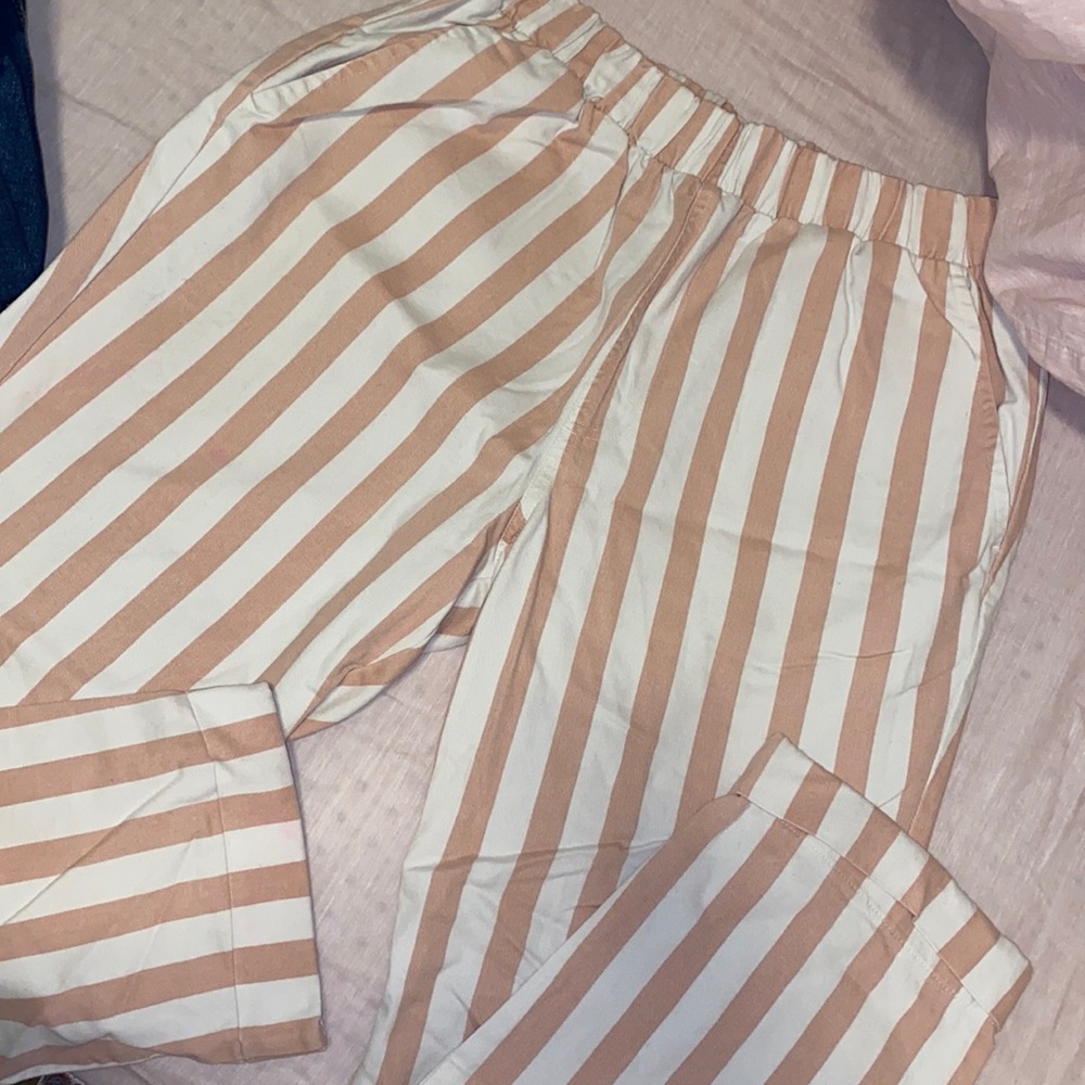Really cute soft pants, they fit to the body nicely